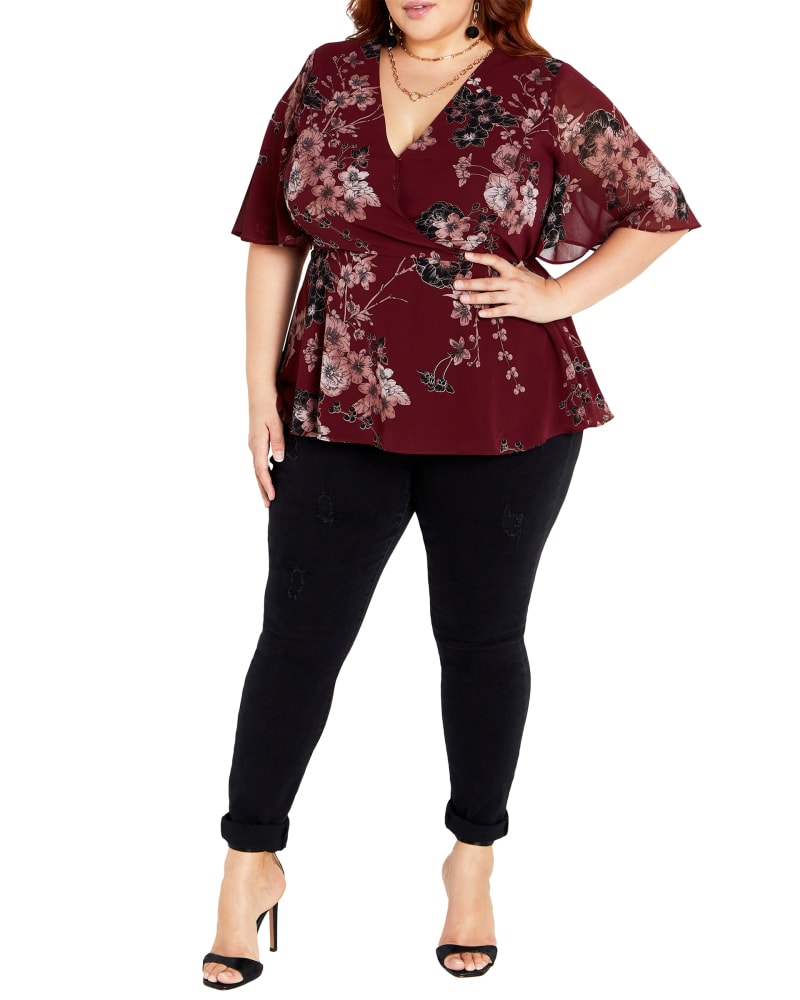 Front of a model wearing a size XL TOP BLOSSOM LOVE in Ruby Bold Blossom by City Chic. | dia_product_style_image_id:320454